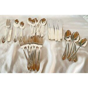 Vintage Wm Rogers IS Meadow Flower Flatware – 32 Pc Service for 8 (1940)